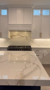 Dalles de comptoir en quartz Calacatta Loria – Surface en quartz de haute qualité pour intérieurs de luxe - Product Image 2