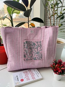 Bolso Tote Acolchado de Algodón Estampado a Mano para Mujer, Ligero y Elegante, Bolso de Compras Indio para Verano con Cierre Abierto - Product Image 4