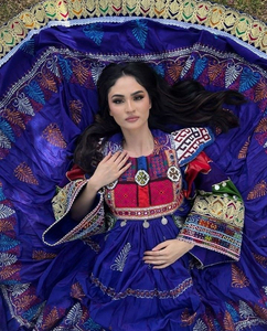 Robe traditionnelle afghane rayonnante avec un corsage brodé à la main aux motifs complexes et colorés, et des robes afghanes Kuchi fluides aux motifs géométriques et colorés. - Product Image 4