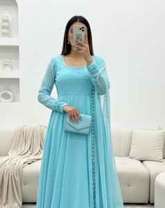 ชุดเดรสงานแต่งงานแบบอินเดียพร้อมผ้าคลุมไหล่ ชุดสัลวาร์สำหรับงานปาร์ตี้ ผ้าชีฟอง แต่งงานด้วยงานปักลายแฟนซีจากดีไซเนอร์ - Product Image 3