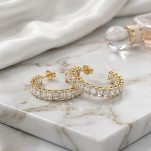 Boucles d'oreilles en diamant à taille émeraude, 5,20 CTW, avec barrettes ouvertes - Product Image 2