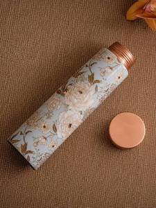 Botella de Agua Ecológica de Cobre Vintage con Tapa de Rosca y Patrón Floral Intrincado para el Regreso a Clases y Bodas - Product Image 2