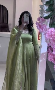 Conjunto de Lehenga Choli Verde Bordado, Tela Pesada, Traje Indio Cosido, Largo hasta el Suelo, para Bodas y Fiestas - Product Image 1