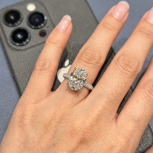 Anillo de Compromiso de Diamantes en Oro Blanco de 9k, Estilo Lujoso, con Certificación IGI, Acabado Brillante, Joyería Minimalista para Mujer - Product Image 4