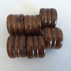 Anneau de serviette rond en bois classique fait main, écologique et durable, décoration de table haut de gamme pour accessoires de mariage par Tradebyd - Product Image 1