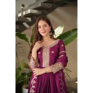 Robe de soirée faite à la main avec broderies et sequins, silhouette trapèze, taille empire, en tissu organza - Product Image 2