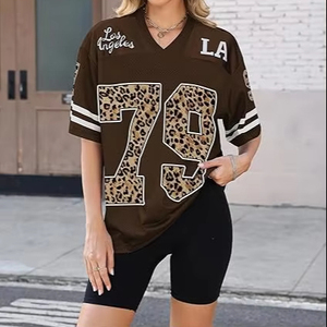 เสื้อฟุตบอลโอเวอร์ไซส์ลายเสือดาวพิมพ์ลายดิจิทัลผ้าตาข่ายสไตล์สตรีทแวร์ ระบายอากาศได้ดี คอวี แขนสั้น ยูนิเซ็กส์ ฮิปฮอป - Product Image 1
