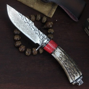 Couteau artisanal en acier Damas avec manche en corne, lame fixe à pointe tombante et bord droit, avec étui en cuir - Product Image 4