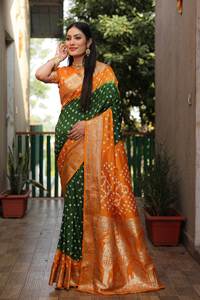 Sari en soie Bandhej authentique avec bordure tissée Zari, pallu en tissu et accentuation en tissu, et chemisier en soie Dola assorti – Vêtement régional NX HINI DC - Product Image 3