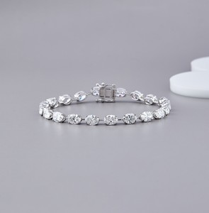 สร้อยข้อมือเพชรทรงรีเพาะเลี้ยงในห้องปฏิบัติการ ได้รับการรับรองจาก IGI ตัวเรือนทอง 14K สีเหลือง/ขาว/โรสโกลด์ พร้อมตัวล็อกแบบสองชั้น - Product Image 1