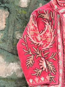 เสื้อแจ็คเก็ตกำมะหยี่สีแดงหรูหราปักลายซูซานีสำหรับผู้หญิง งานฝีมือทำมือลายดอกไม้สไตล์โบโฮ เสื้อโค้ทฤดูหนาวสไตล์ชาติพันธุ์ ขายส่งส่งออก - Product Image 4