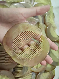 Peigne de massage en corne de bœuf poli en forme de croissant, idéal pour les voyages, vente en gros, pour utilisation en massage - Product Image 4