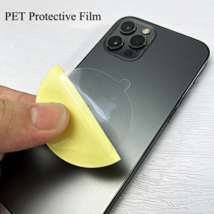 ม้วนฟิล์มกาว PET ความยาว300ม. ปรับแต่งได้ความกว้าง50ซม. พร้อมพื้นผิวมันวาวสูงแบบนิ่มสำหรับไดคัท