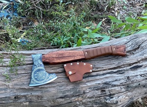 Axe Viking artisanal A&M ENTERPRISES avec tête en acier gravée de nœuds nordiques, manche en bois avec poignée enveloppée de cuir - Product Image 3