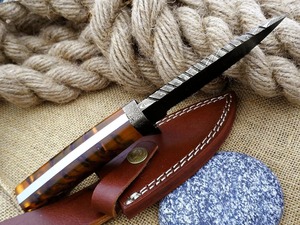 Cuchillo de Caza Artesanal de Grado Industrial con Borde Dentado, Acero de Damasco, Mango de Resina, Hoja de 4mm de Grosor con Punta Clip y Forma de Clip, Cuero - Product Image 4