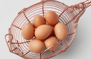 Porte-œufs en fer forgé en forme de poule couleur cuivre, accessoire de cuisine de qualité supérieure et présentoir élégant pour œufs - Product Image 4