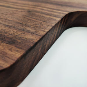 Planche à découper en bois à grain de bois apparent, avec poignée, forme rectangulaire, épaisseur 1,5 cm, compatible lave-vaisselle, pour viande, fromage, légumes, fruits, usage en cuisine - Product Image 4