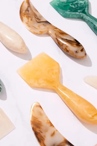 Juego de 3 Cuchillos para Queso de Resina con Mangos con Patrón de Mármol y Caja de Regalo de Madera, Aptos para Lavavajillas y Microondas - Product Image 4