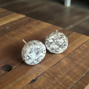 Bouton rond en marbre gris et blanc AG Elements |   Quincaillerie de luxe en pierre naturelle pour armoires de cuisine et de chambre – Durable et écologique - Product Image 1