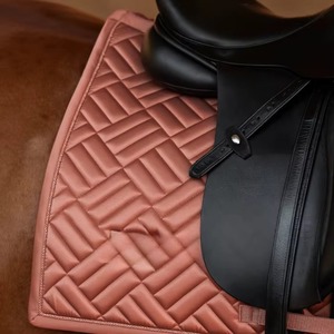 Fabricante mayorista de artículos ecuestres, almohadillas de satén ligeras y cómodas para sillas de montar a la venta, hechas en Pakistán, almohadillas de algodón para sillas de montar para caballos. - Product Image 6