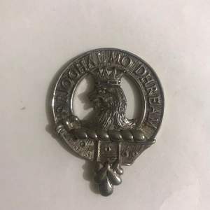 Ceci est un blason du Clan MacLeod, généralement fabriqué en étain. - Product Image 3