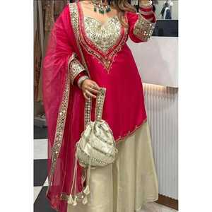 Bel ensemble de costume 2XL avec miroir à main original avec broderie - Product Image 3