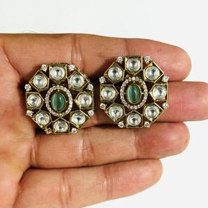 Boucles d'oreilles clous rondes Polki vert menthe de luxe plaquées or, bijoux de mode traditionnels indiens pour mariages et fêtes, pour femmes - Product Image 2