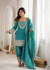 Ensemble de costume festif trois pièces pour femme : Kurta en Georgette à sequins, pantalon Salwar élastique et Dupatta richement brodé, prêt-à-porter - Product Image 1