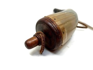 Correa de Cuero de Color Natural con Polvo de Cuerno de Búfalo Ecológico Hecho a Mano por ILAHI, Arte Folclórico, Arte Rústico, Coleccionable, Novedad de Halloween - Product Image 2