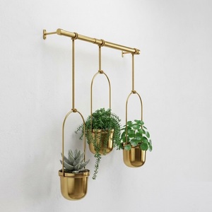 Maceta Colgante de Metal Dorado Exclusiva, Maceta Minimalista de Lujo para Decoración de Paredes Interiores y Hogar, Colgador de Plantas de Hierro - Product Image 4