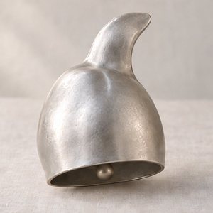 Campana de mesa de aluminio hecha a mano - Diseño Quince, accesorio de mesa de metal, conformada a mano, venta al por mayor, India - Product Image 1