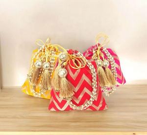 Faites la joie de vos célébrations avec cet ensemble de pochettes potli festives artisanales, conçu pour sublimer les cadeaux et la décoration. - Product Image 1