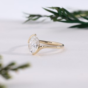 Anillo Solitario Minimalista de Oro con Diamante de Corte Ovalado, Diseño Único de Media Engastura Cruzada, Anillos de Compromiso y Boda, Joyería Fina para Mujer - Product Image 4