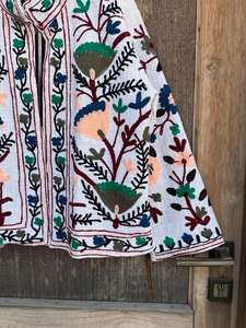 Veste bomber vintage en coton Suzani |   Motif floral brodé à la main |   Vêtements d'extérieur d'hiver réversibles et écologiques de style bohème - Product Image 3