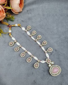 Parure de bijoux de créateur pour femme : Collier exquis en perles et pierres taillées en trillion, avec boucles d'oreilles et mangtika – Vente en gros - Product Image 2