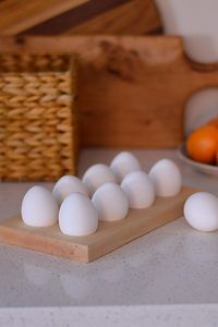 Estante para huevos de madera ecológico diseñado para un almacenamiento sostenible en la cocina y la exhibición de huevos frescos de granja. - Product Image 3