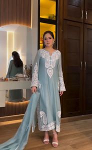 Ensemble Sharara Salwar Kameez en Chinon et Faux Georgette, style Indien Pakistanais, avec broderie et travail de cordonnerie lourds, pour l'hiver et l'été, tenue de soirée - Product Image 4