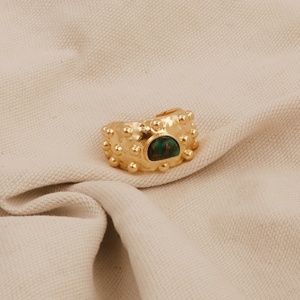 แหวนหยกโมฮาวีสีมรกต ประดับด้วยลูกปัดชุบทอง ดีไซน์หรูหรา ประดับด้วยพลอยคาโบชอง พร้อมวงแหวนทองเหลืองปรับขนาดได้ แหวนพลอยดีไซน์ทันสมัย - Product Image 4