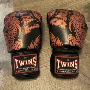 ถุงมือชกมวย TWINS รุ่นขายดี ดีไซน์ใหม่ สำหรับมืออาชีพ มวยไทย ฝึกซ้อม ต่อสู้ ระบายอากาศได้ดี - Product Image 2