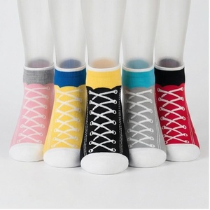 Chaussettes courtes imprimées baskets multicolores respirantes en tricot pour adultes, idéales pour l'été décontracté - Product Image 1