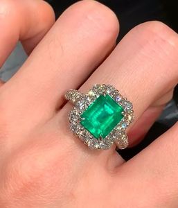 Anillo de Lujo de Plata de Ley 925 con Esmeralda Cultivada en Laboratorio de Corte Esmeralda y Detalles de Circonita Cúbica, Engaste de Garras, Bañado en Oro, Elegante Anillo con Gema - Product Image 4