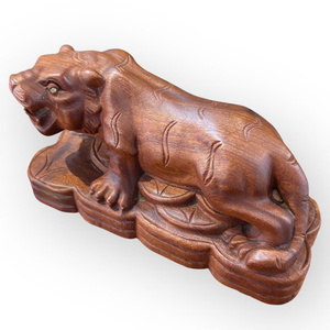 La statue de tigre soigneusement sculptée, en bois de Huong, est destinée à la présentation. - Product Image 2