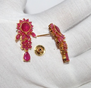 Conjunto de Collar y Pendientes de Latón Chapado en Oro con Rubíes Rojos y Diseño Floral, Joyas Memoria, Venta al por Mayor - Product Image 6