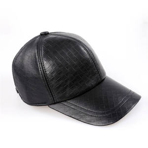 Casquette de baseball en cuir PU en gros, 6 panneaux, réglable, couleur unie, style décontracté, avec logo brodé sur le pan droit - Product Image 6