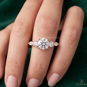 Bague de fiançailles de luxe en or massif 14 carats, sertie de diamants de laboratoire multi-pierres, avec un centre brillant rond, des accents marquise et finition polie. - Product Image 6