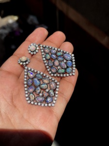Boucles d'oreilles pendantes en opale naturelle, argent sterling 925 / plaqué or rhodié noir, grandes fleurs bohèmes fantaisie faites à la main - Product Image 1