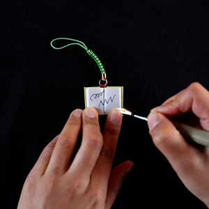 Llavero con Forma de Cápsula: Mini Libro Encuadernado a Mano con Papel Japonés Washi - Product Image 1