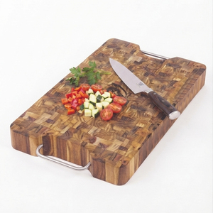 Planche à découper en teck massif à grain transversal avec poignées latérales en métal robustes et gravure laser centrale, idéale pour couper les légumes - Product Image 5