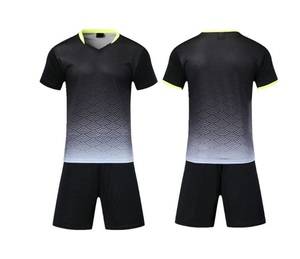 Ensemble d'uniformes de football personnalisés de haute qualité, nouveau design, directement de l'usine, kit d'uniformes de football vierges pour adultes avec impression par sublimation intégrale - Product Image 1