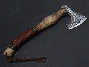 Hacha Vikinga Tomahawk con Hoja de Acero Forjado de 4 Pulgadas, Mango de Madera, Funda de Cuero Roja y Negra, para Supervivencia y Uso en Exteriores - Product Image 2